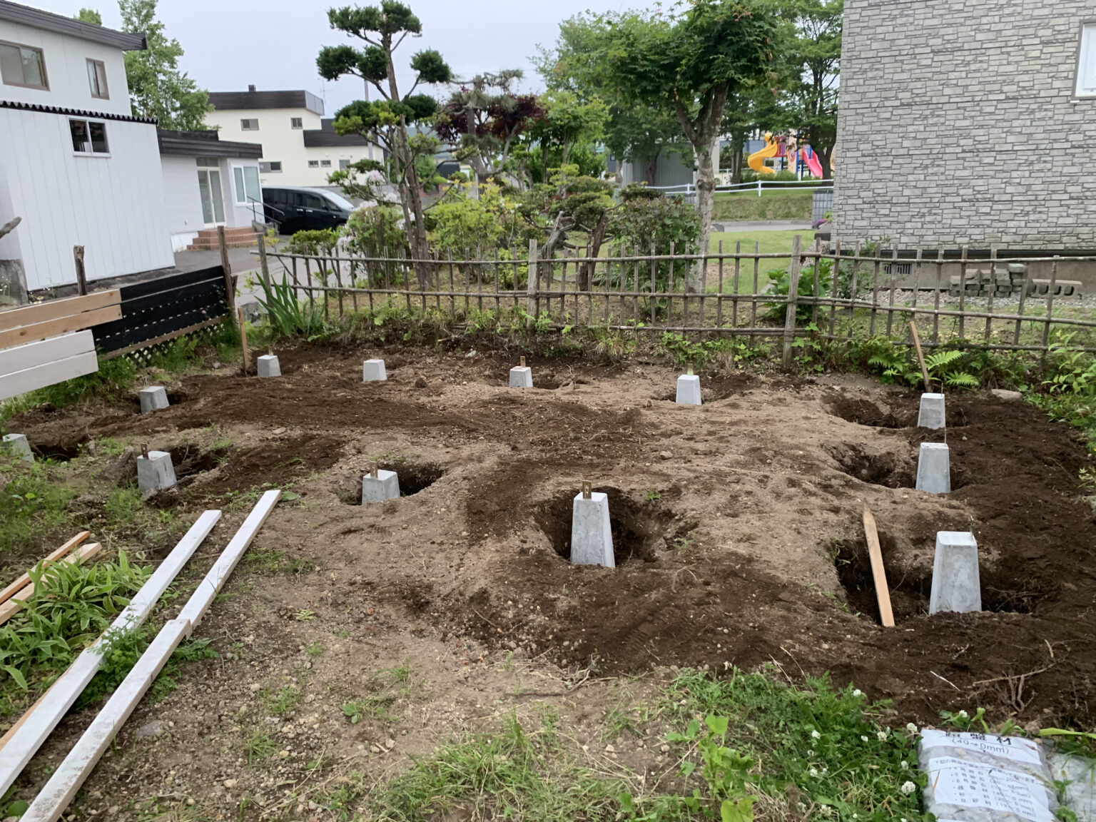 小屋の基礎の作り方・束石の置き方や間隔は?|DIY小屋づくり|DIY TIMES