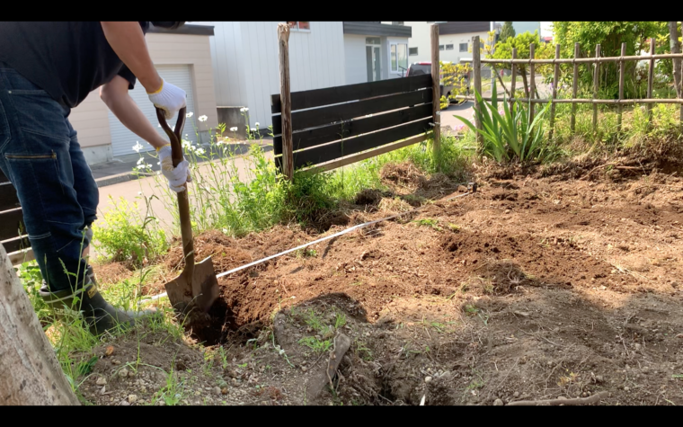 スコップで穴を掘る