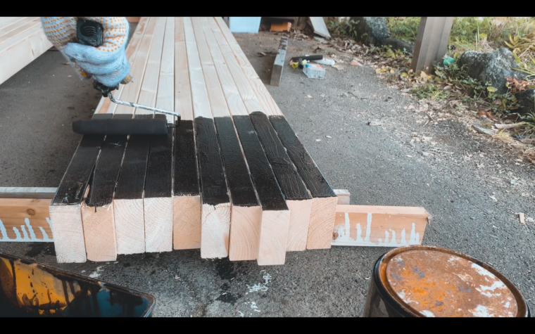2×4の木材を塗装する