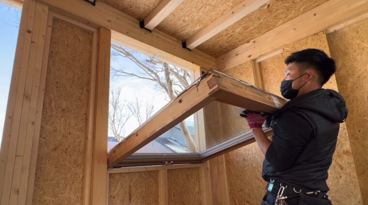 小屋の木窓の取り付け