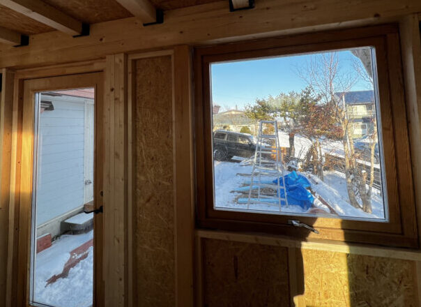 小屋の内側から見た雪景色