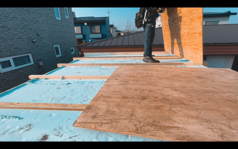 屋根に構造用合板を敷く